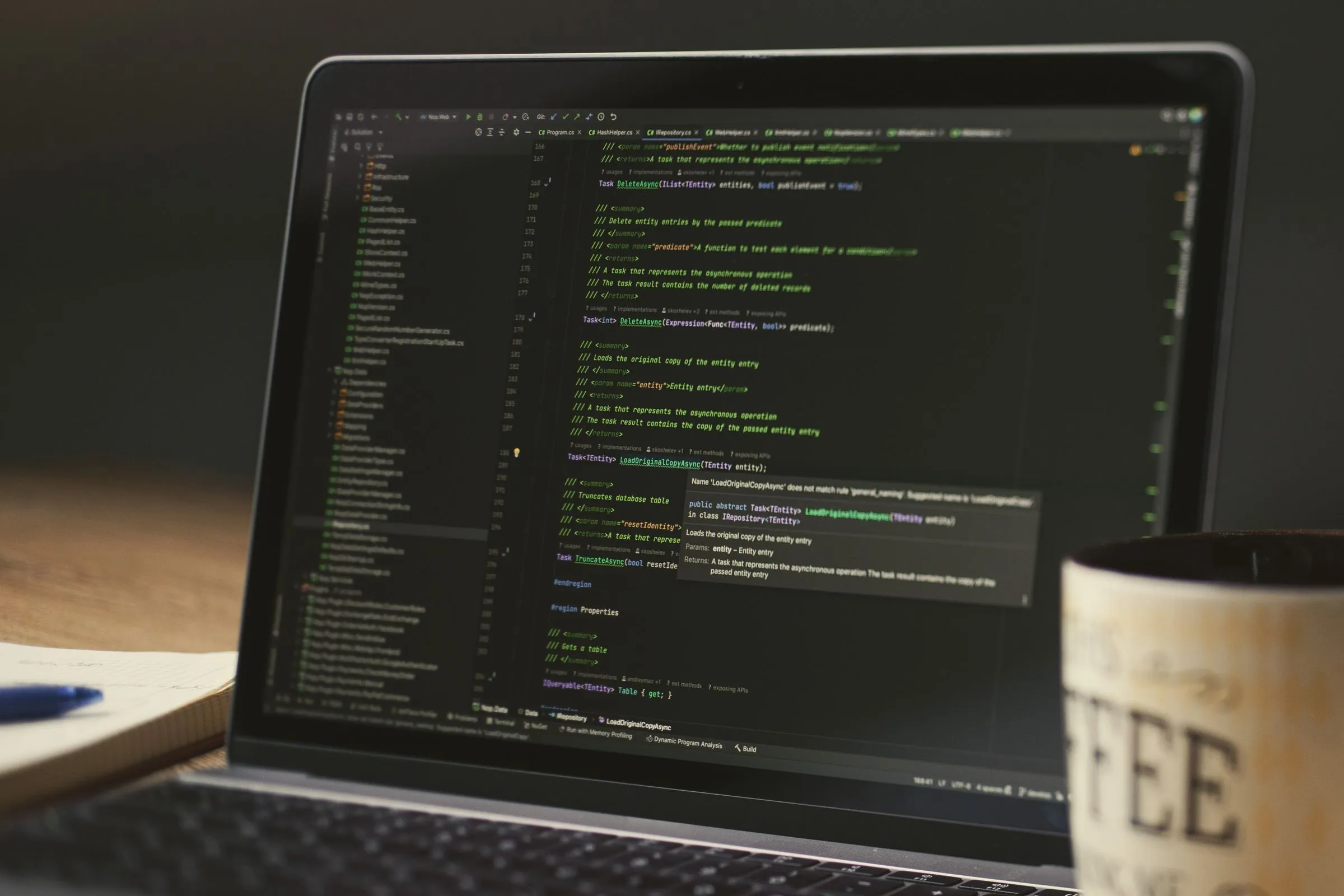 Programmas kods klēpjdatora ekrānā