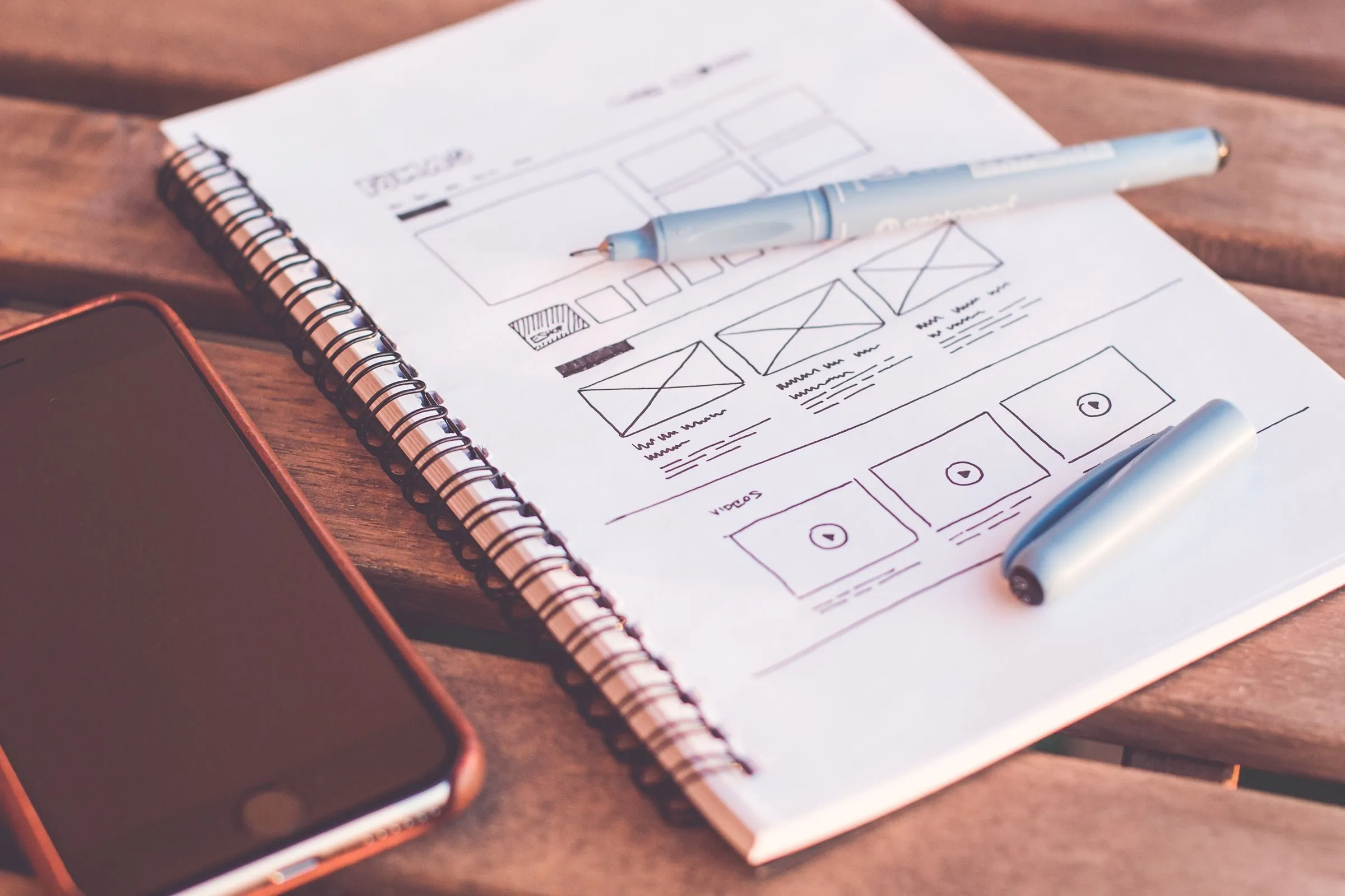 Mājaslapas skice (wireframe) piezīmju blociņā